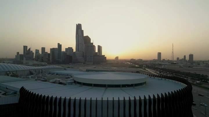 المركز المالي كافد في الرياض عند الغروب، لقطة جوية.