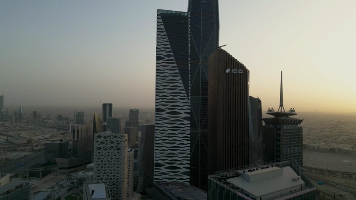 ناطحات سحاب في مركز الملك عبدالله المالي بالرياض، لقطة جوية عند الغروب.