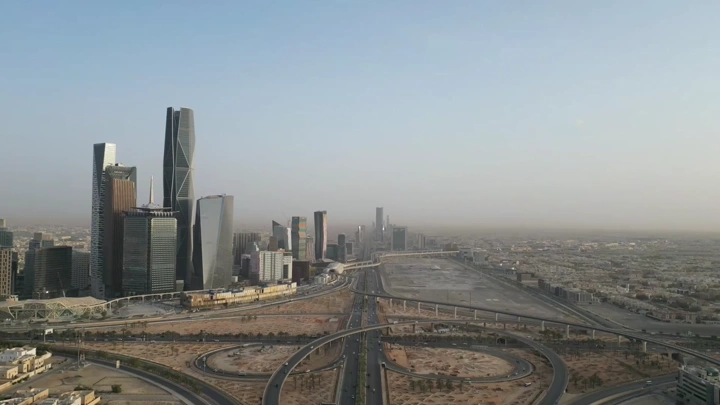 المركز المالي في الرياض عند الغروب، لقطة جوية.