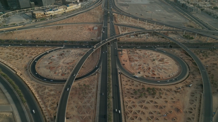 شبكة طرق بجانب المركز المالي في الرياض، لقطة جوية.