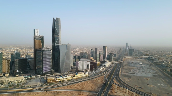 ناطحات سحاب في مركز كافد المالي بالرياض، لقطة جوية.