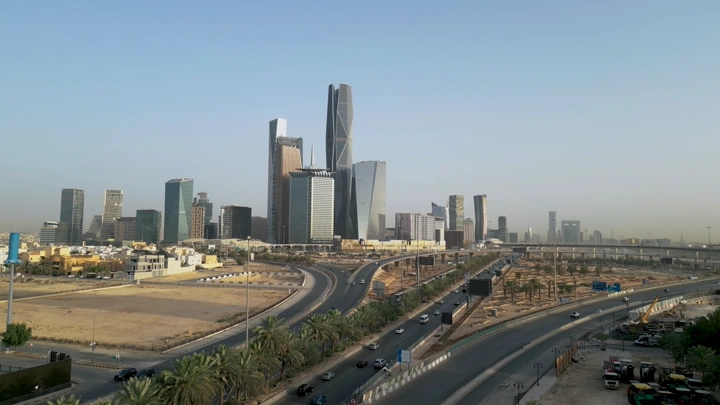 المركز المالي في الرياض خلال النهار، لقطة جوية.