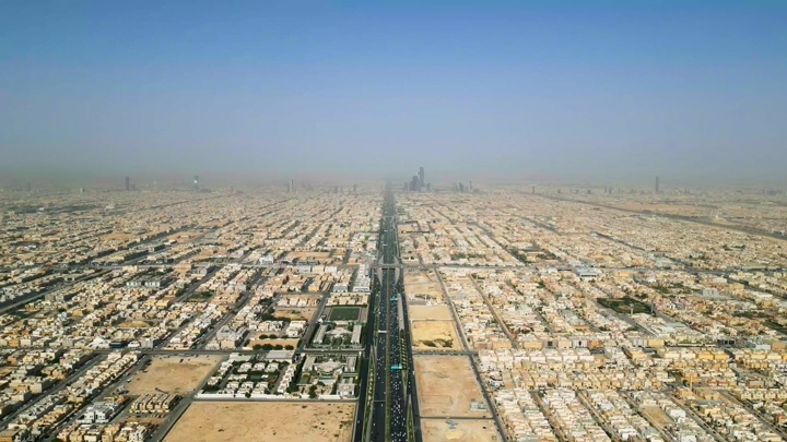 مدينة الرياض من الجو في وضح النهار، لقطة جوية.