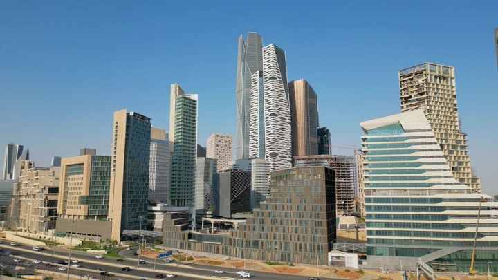 ناطحات سحاب في المركز المالي بالرياض، لقطة نهارية.