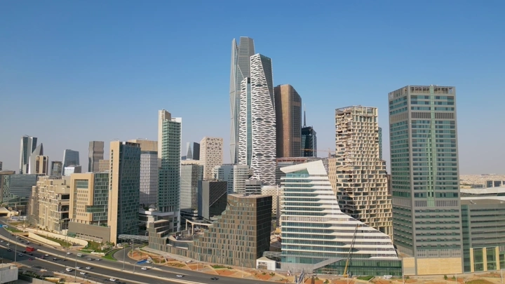 ناطحات سحاب في المركز المالي كافد بالرياض، لقطة جوية نهارية.