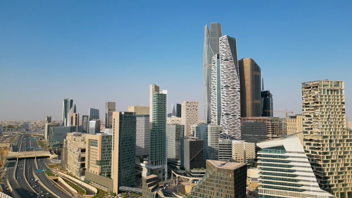 ناطحات سحاب في المركز المالي بالرياض، لقطة جوية نهارية.