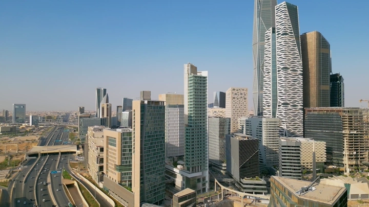 ناطحات سحاب في المركز المالي بالرياض، لقطة جوية نهارية.