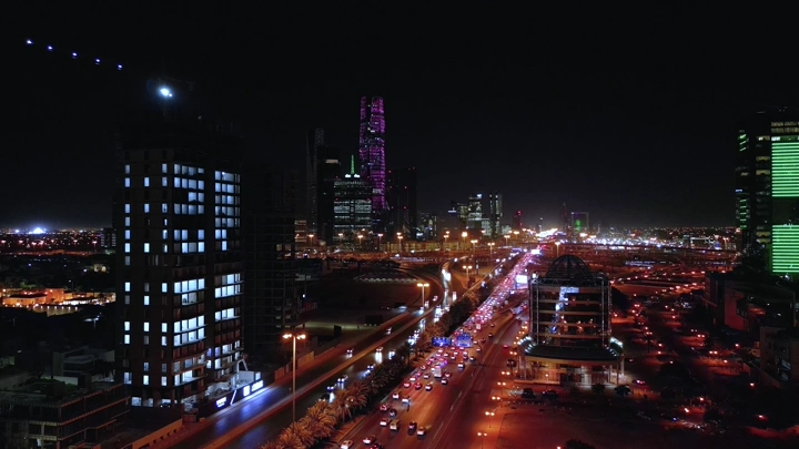 المركز المالي في الرياض ليلاً، لقطة جوية.