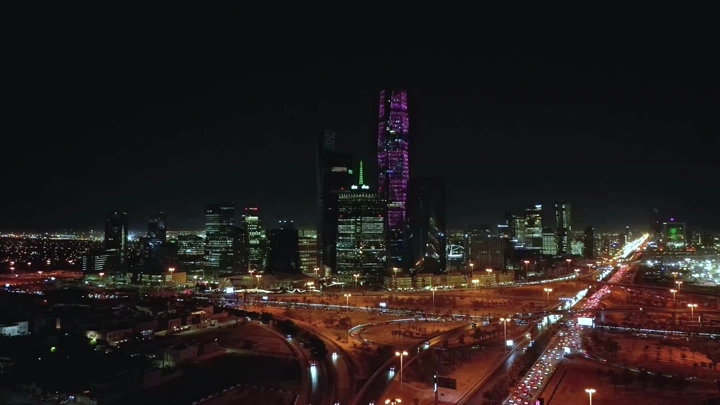 المركز المالي كافد في الرياض ليلاً، لقطة جوية.