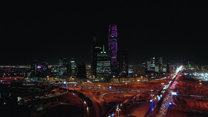 المركز المالي في الرياض ليلاً، لقطة جوية.