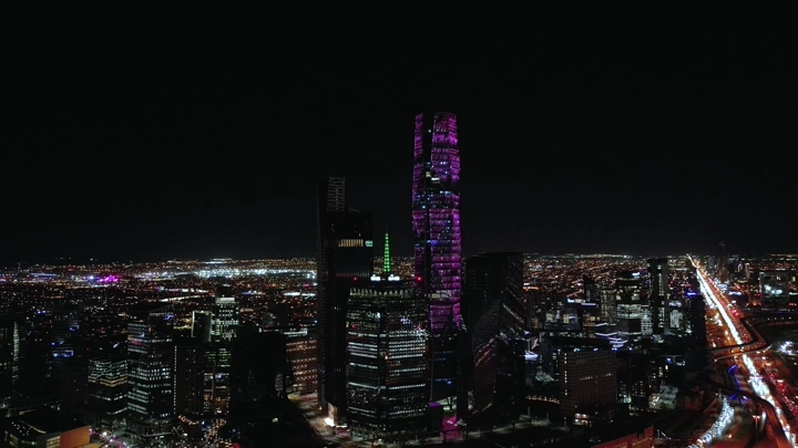 المركز المالي في الرياض ليلاً، لقطة جوية.