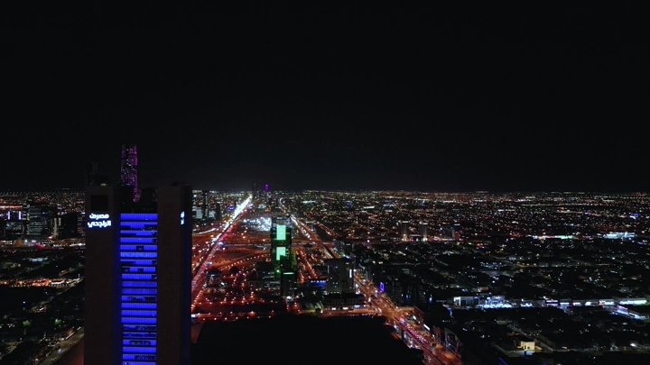 مشهد جوي للمركز المالي في الرياض ليلاً، منظر ليلي.
