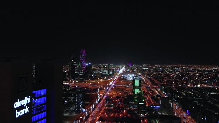 منظر جوي لمركز الملك عبدالله المالي في الرياض ليلاً.