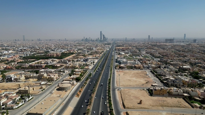 مدينة الرياض من الجو في يوم مشمس، لقطة درون.