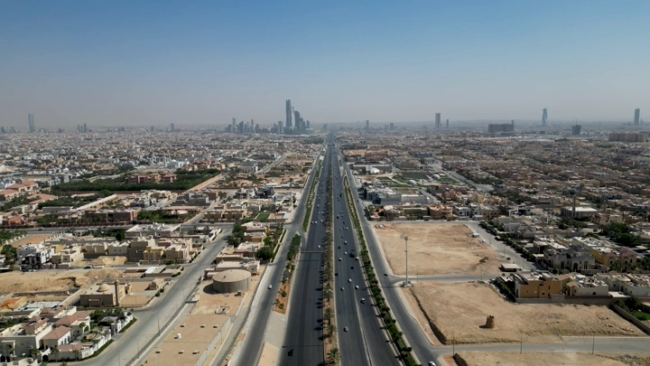 مدينة الرياض من الجو في يوم مشمس، لقطة درون.