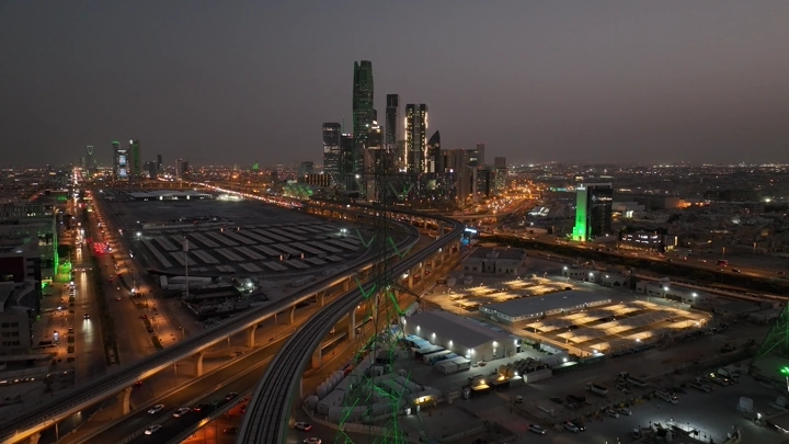 المركز المالي في الرياض ليلاً، لقطة جوية.