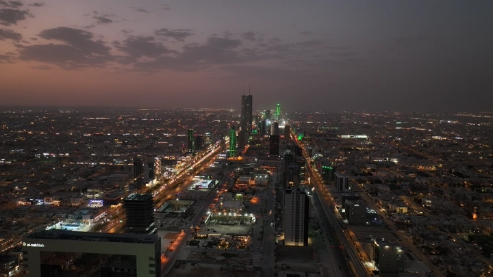 أبراج الرياض ليلاً، لقطة جوية من الأعلى.