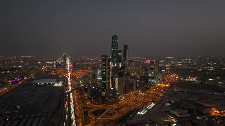 المركز المالي في الرياض ليلاً، لقطة جوية.