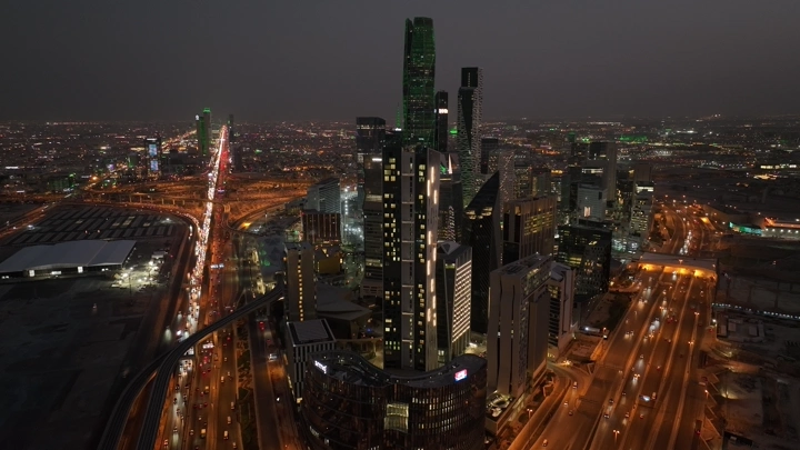 المركز المالي كافد في الرياض ليلاً، لقطة جوية.