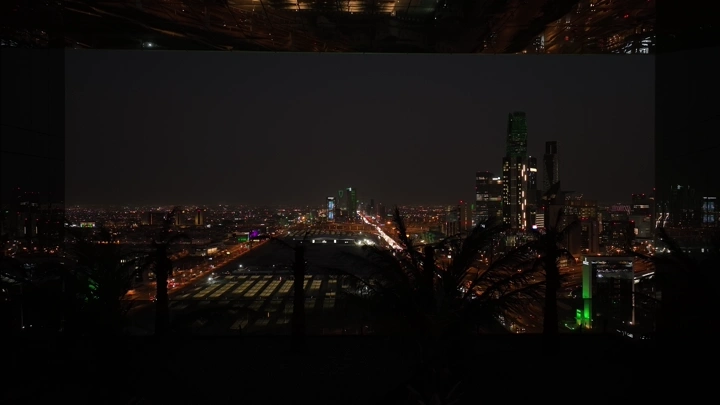 أبراج الرياض ليلاً، منظر جوي بانورامي.