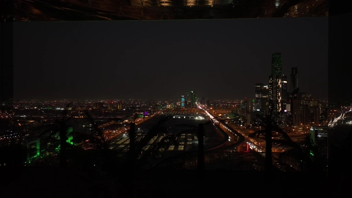 أبراج الرياض ليلاً، لقطة من الأعلى.