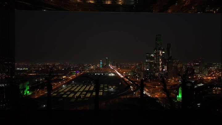 منظر ليلي للمركز المالي في الرياض، لقطة من الأعلى.