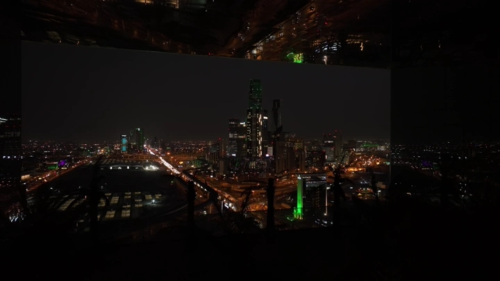 أفق الرياض في الليل مع أضواء المدينة، لقطة من الأعلى.