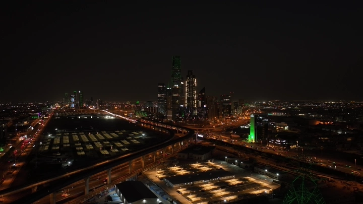 المركز المالي في الرياض ليلاً، لقطة جوية.