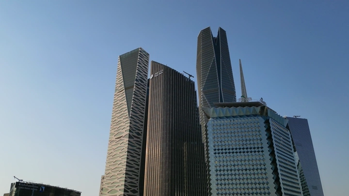 ناطحات سحاب في المركز المالي كافد بالرياض، لقطة نهارية.