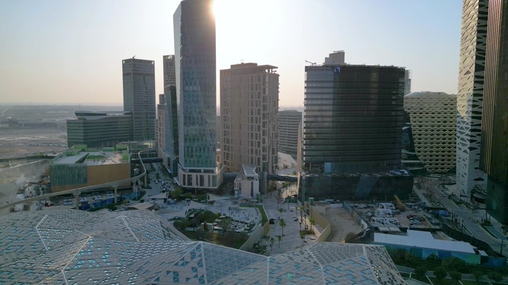 ناطحات سحاب في المركز المالي بالرياض عند الغروب، لقطة جوية.