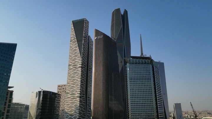 ناطحات سحاب في مركز الملك عبدالله المالي بالرياض، لقطة نهارية.