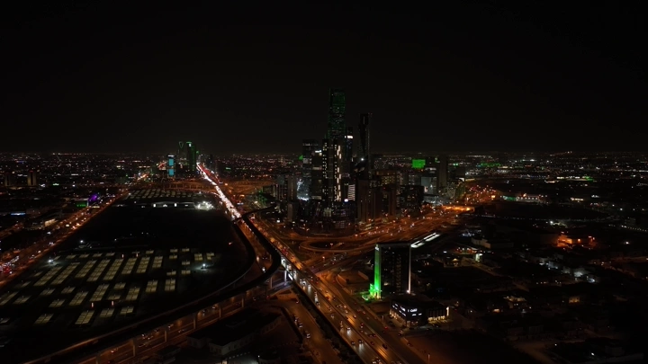 المركز المالي كافد في الرياض ليلاً، لقطة جوية.