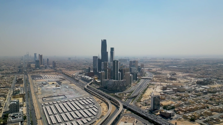 مشهد جوي للمركز المالي كافد في الرياض، في وضح النهار.