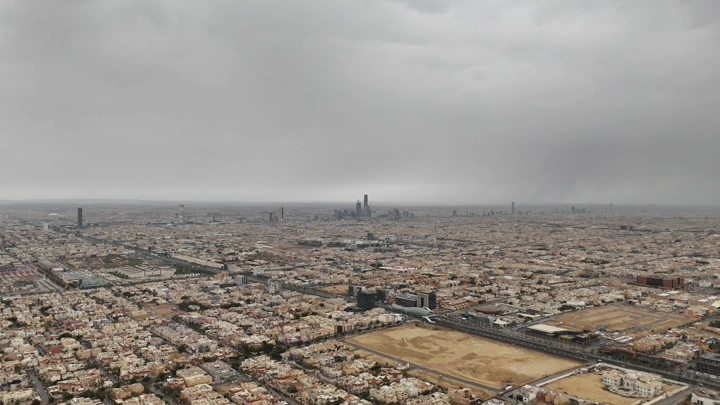 منظر جوي لمدينة الرياض تحت السماء الملبدة بالغيوم، لقطة درون.