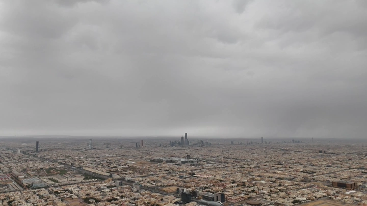 منظر جوي لمدينة الرياض تحت السماء الملبدة بالغيوم، لقطة من طائرة الدرون.