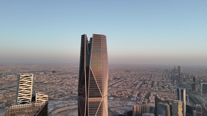 ناطحة سحاب في مركز الملك عبدالله المالي بالرياض، لقطة جوية.