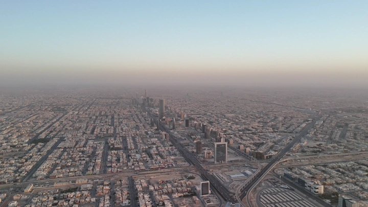 منظر جوي لأبراج الرياض عند الغروب، لقطة درون.