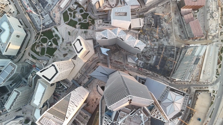 لقطة جوية للمركز المالي كافد في الرياض، تُظهر المباني والهندسة المعمارية.