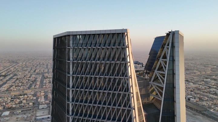 مبنى حديث في المركز المالي بالرياض عند الغروب، لقطة جوية.