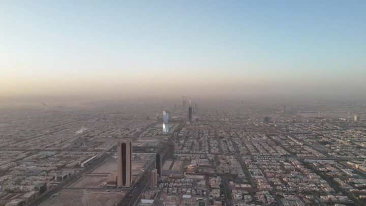 منظر جوي لأبراج الرياض في الصباح الباكر، لقطة درون.