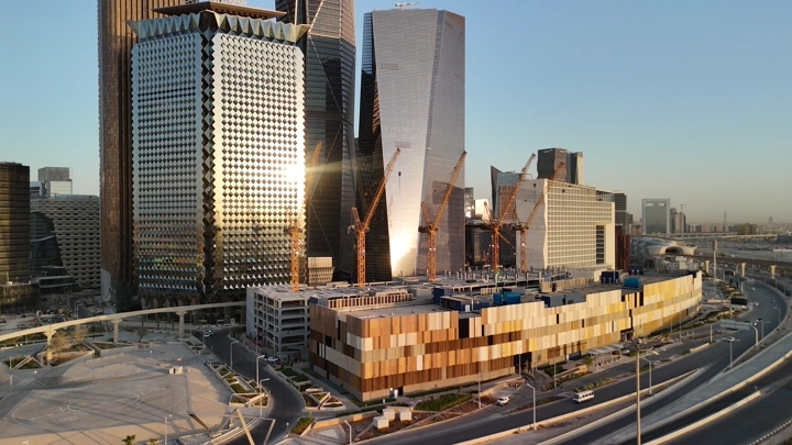 ناطحات سحاب في المركز المالي كافد بالرياض عند الغروب، لقطة جوية.