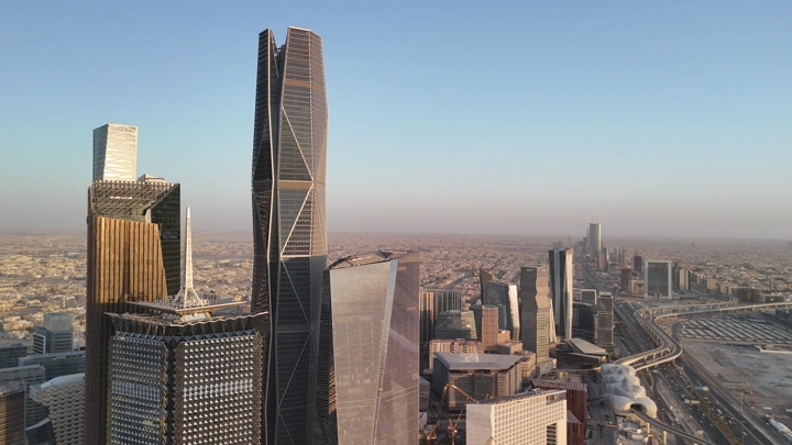 ناطحات سحاب في المركز المالي بالرياض، لقطة جوية نهارية.