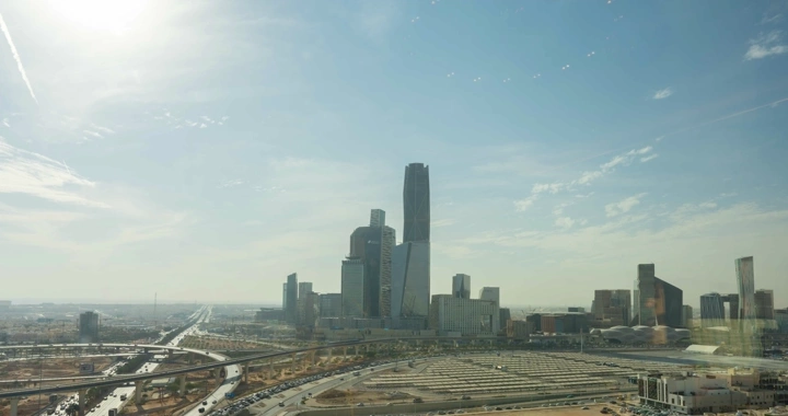 المركز المالي في الرياض تحت سماء صافية، لقطة تايم لابس