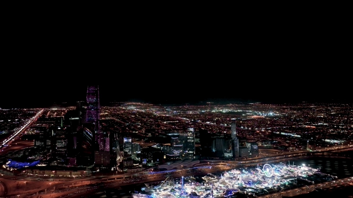 صورة ليلية للمركز المالي كافد في الرياض، منظر جوي.