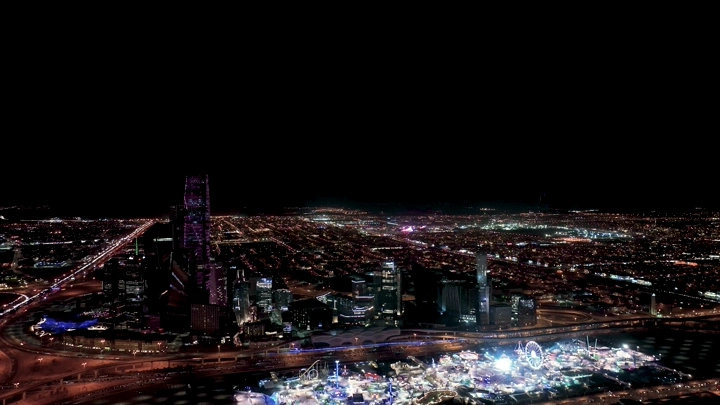 الألعاب النارية في مركز كافد المالي بالرياض، لقطة ليلية جوية.