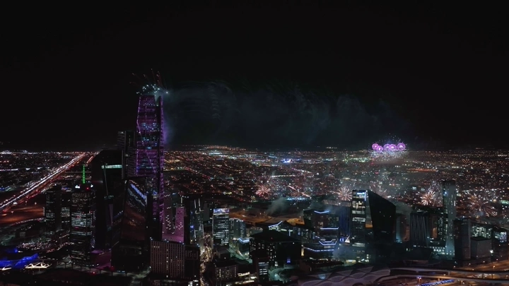 الألعاب النارية فوق مركز كافد المالي في الرياض، لقطة ليلية جوية.