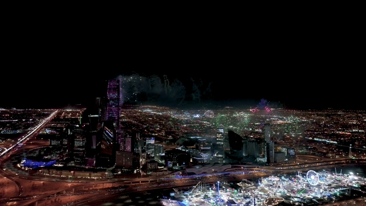 الألعاب النارية فوق المركز المالي في الرياض ليلاً، لقطة جوية.