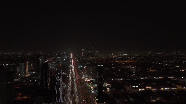 أبراج الرياض ليلاً، لقطة جوية.