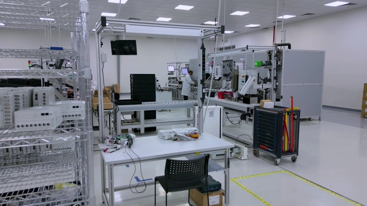 مصنع إلكترونيات حديث بمعدات متطورة، لقطة داخلية.