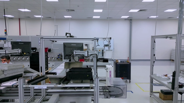 معدات تصنيع في مصنع حديث، لقطة داخلية.